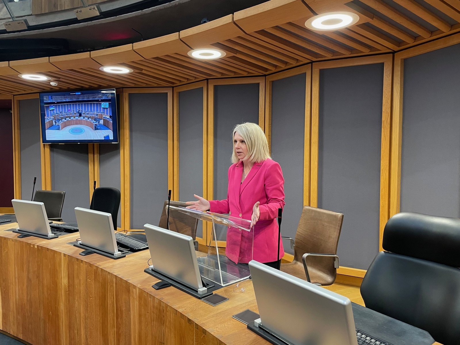 Hannah_in_the_Senedd_Chamber_2.jpg